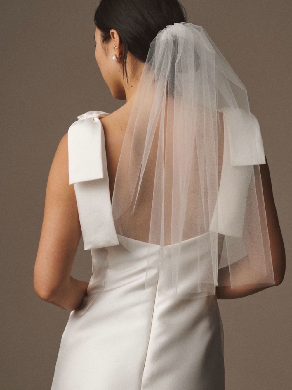 BHLDN Tulle Shoulder Length White Wedding Bridal Veil with Metal Comb 25”Lx72”W.